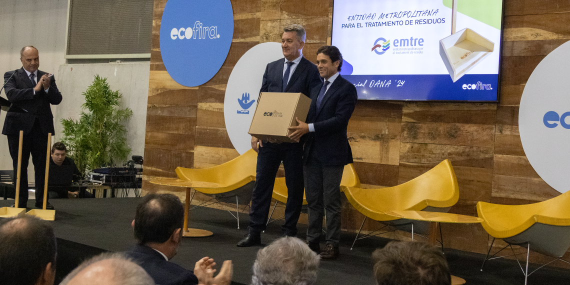 El concejal Carlos Mundina recoge el premio Recogedor en nombre de la EMTRE durante la inauguración de Ecofira en Feria Valencia.