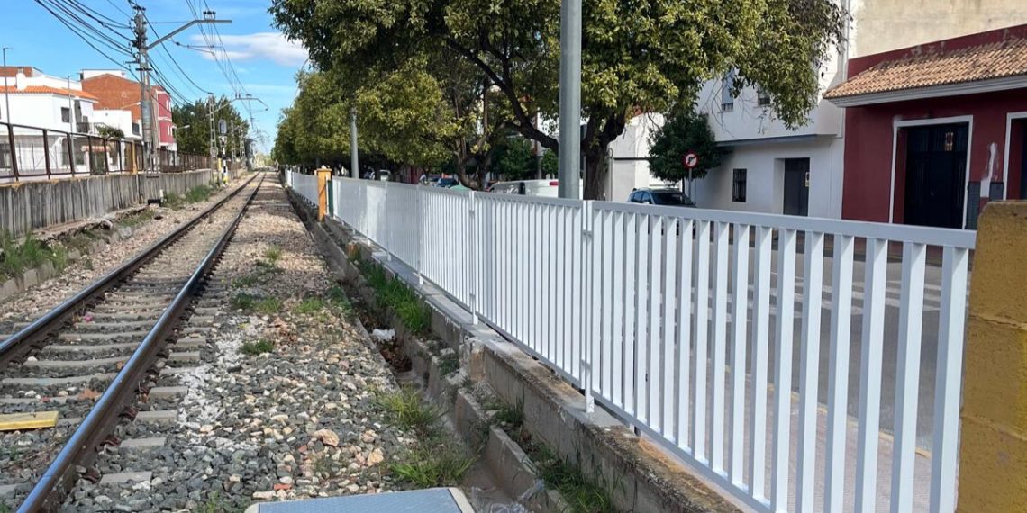 FGV renueva el vallado de la estación de Alginet para reforzar la seguridad y mejorar su entorno urbano
