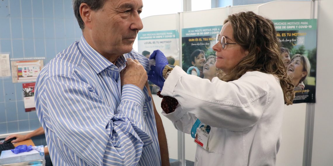 Sanidad amplía la vacunación frente a la gripe y a la COVID-19 a toda la población tras un mes de campaña centrada en los grupos prioritarios