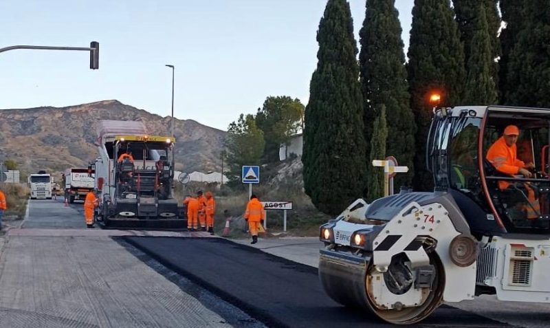 La Generalitat invierte 550.000 euros en el reasfaltado de la carretera CV-827 entre Agost y Tibi
