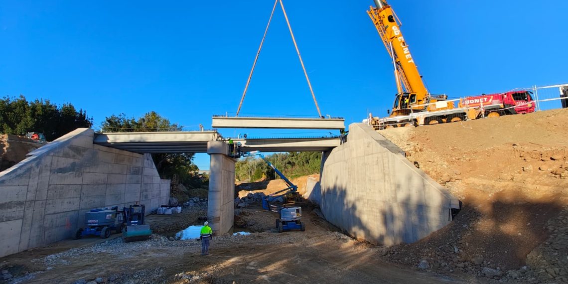 Avanza la reconstrucción del puente de l’Omet en Picassent con la instalación de las vigas del nuevo tablero