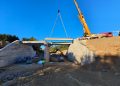 Avanza la reconstrucción del puente de l’Omet en Picassent con la instalación de las vigas del nuevo tablero