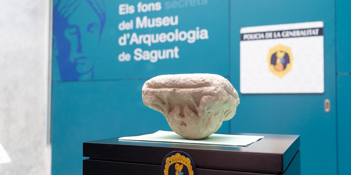 La Policía de la Generalitat recupera un capitel de mediados del siglo XV en la zona de vigilancia arqueológica del Castillo de Sagunto