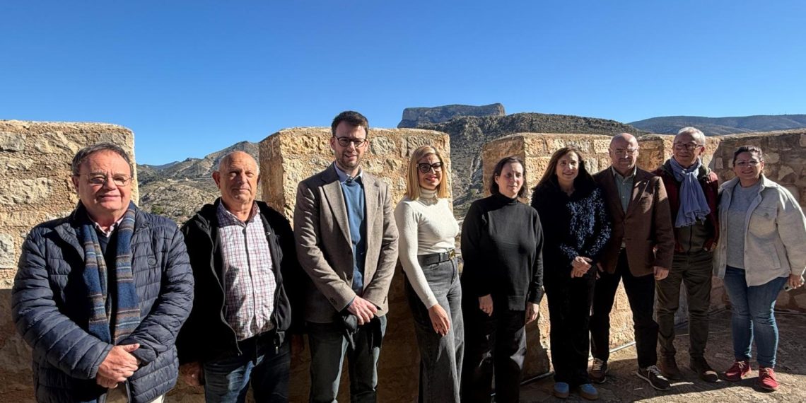 Cultura visita la restauración de Penya Negra y del Castillo de Petrer