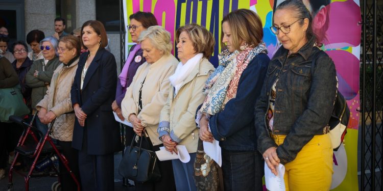 Acto institucional del 25N en Torrent con la lectura del manifiesto y el homenaje a las víctimas de violencia de género.