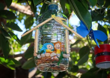 Adornos navideños elaborados por los alumnos de los colegios de Torrent, ya colgados en los ficus de la Avenida al Vedat.