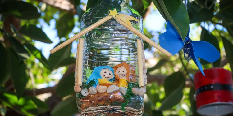 Adornos navideños elaborados por los alumnos de los colegios de Torrent, ya colgados en los ficus de la Avenida al Vedat.