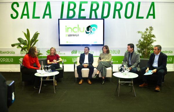 Asistentes siguiendo la jornada INCLUYO en la Sala Iberdrola durante Laboralia.