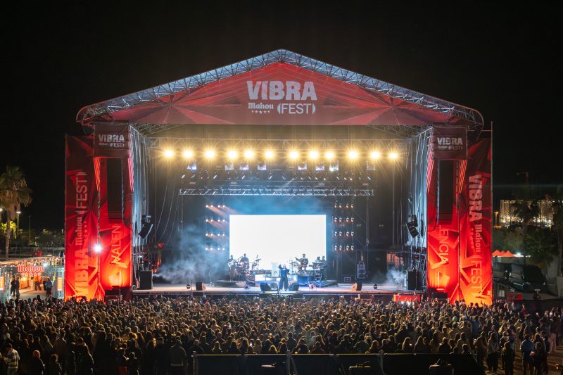 La Marina vibra con miles de personas en la tercera edición de Vibra Mahou Fest