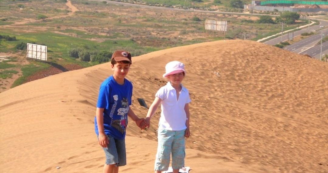 Dos niños que representan esa etapa en la que aún pensamos que el mundo funciona por merecimientos