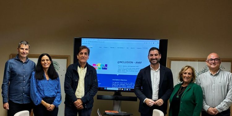 El alcalde Alfons Domínguez y el director territorial de Diversidad, Stephane Soriano, durante el encuentro en el Ayuntamiento de Alzira para abordar el proyecto europeo @nclusion.