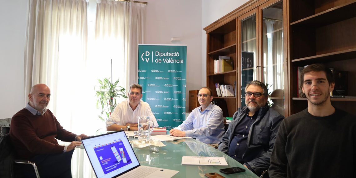 El diputado de Informática, Juan Ramón Adsuara, presenta la nueva aplicación CIVIS para mejorar la gestión de incidencias municipales.