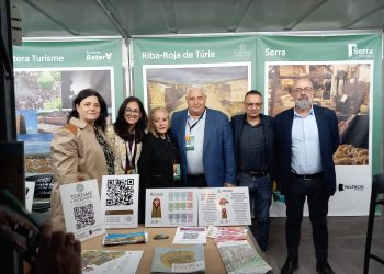 El diputado de Turismo, Pedro Cuesta, inaugura la Fira de les Comarques en los Jardines de Viveros de Valencia, donde se dan cita 80 expositores para mostrar la oferta turística de la provincia.