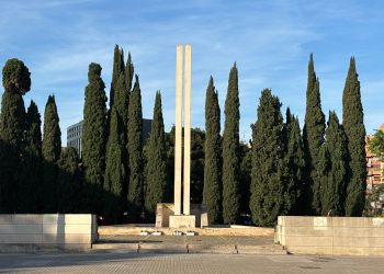 El monumento es obra del escultor Ramón de Soto, y fue inaugurado en 1982