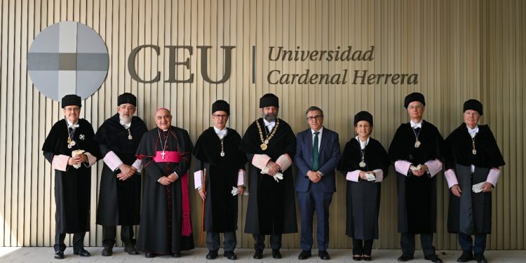 El rector Higinio Marín junto al conseller Rovira y el arzobispo Benavent en la apertura del curso en la CEU UCH.