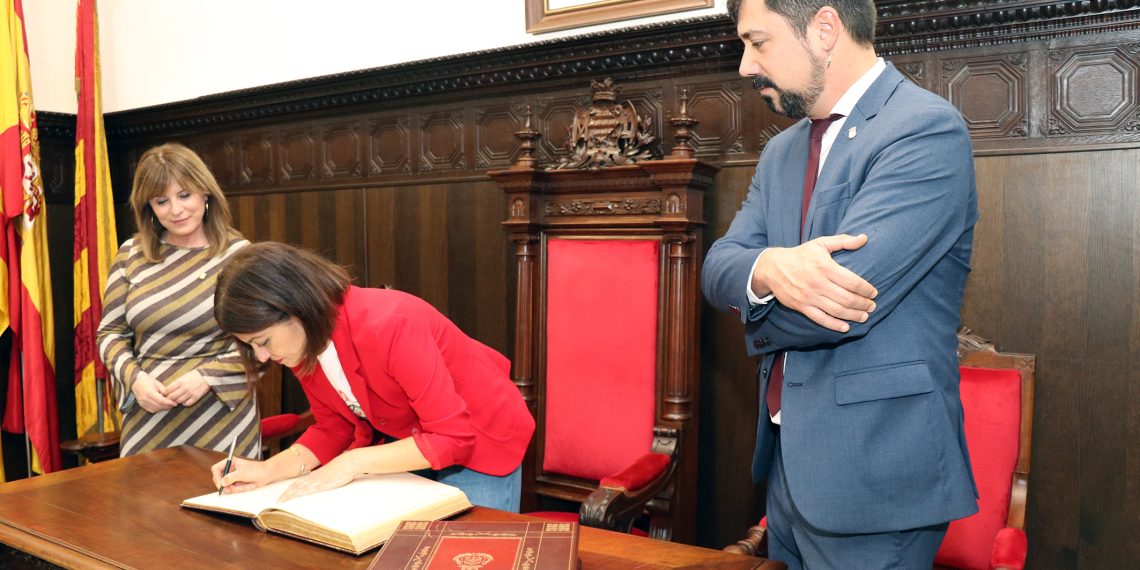 La ministra de Juventud e Infancia visita Sagunto y firma en el Libro de Honor de la ciudad