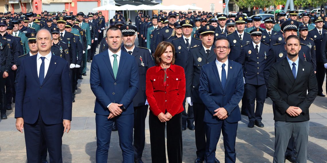 Mompó destaca la vocación y cercanía de las policías locales en el acto de condecoraciones celebrado en Xirivella
