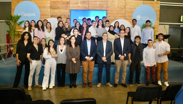 Jóvenes premiados en el II Hackatón Efiaqua por sus propuestas innovadoras en sostenibilidad y gestión del agua.