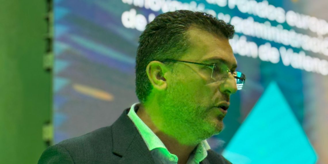 Juan Ramón Adsuara inaugura el I Congreso Cities Revolution junto a representantes de la Diputación y AVAESEN.