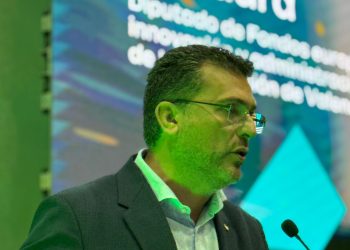 Juan Ramón Adsuara inaugura el I Congreso Cities Revolution junto a representantes de la Diputación y AVAESEN.