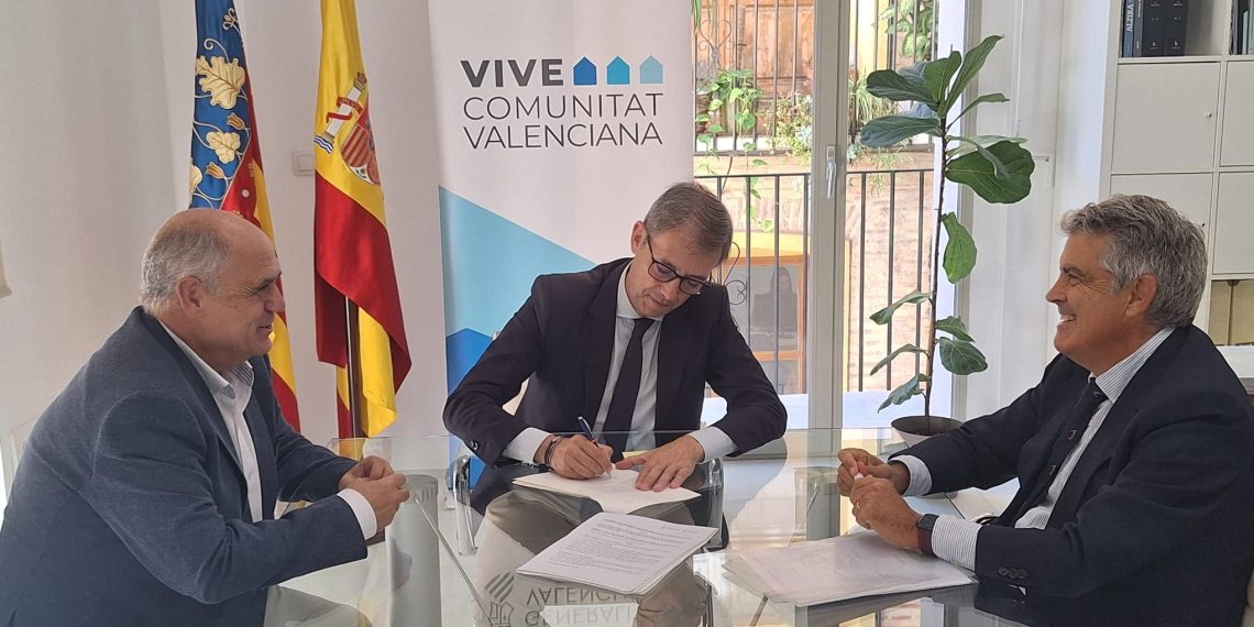 La Generalitat y los ayuntamientos de Benicarló y Vinaròs firman la escritura de cesión de cuatro parcelas para construir unas 40 viviendas protegidas
