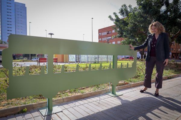 La alcaldesa Amparo Folgado junto a las figuras conmemorativas en la Plaza de la Unió Musical de Torrent.