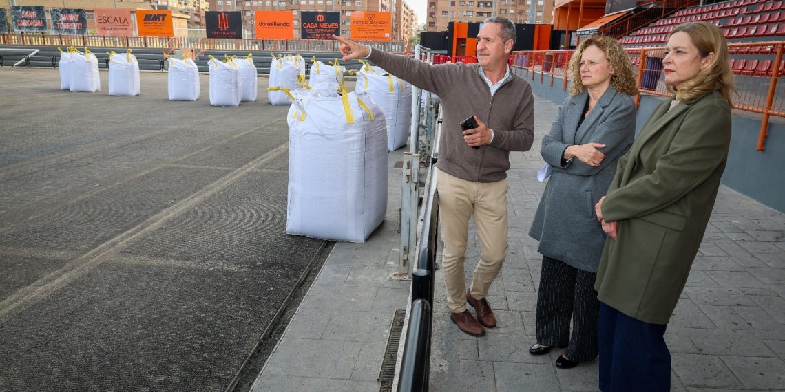 La alcaldesa Amparo Folgado y la concejala de Deportes, Mª Ángeles Lerma, durante su visita a las obras de renovación del césped del campo de fútbol Sant Gregori de Torrent.
