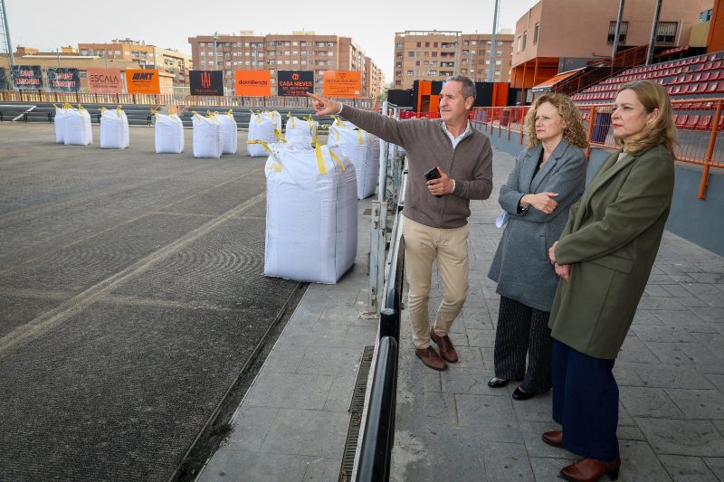 La alcaldesa y la concejala de Deportes supervisan las obras del nuevo césped de Sant Gregori en Torrent