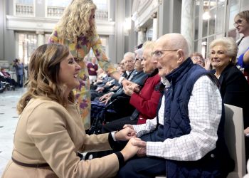 La alcaldesa María José Catalá durante el homenaje a las 53 personas centenarias celebrado en el Salón de Cristal del Ayuntamiento de Valencia.