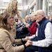 La alcaldesa María José Catalá durante el homenaje a las 53 personas centenarias celebrado en el Salón de Cristal del Ayuntamiento de Valencia.