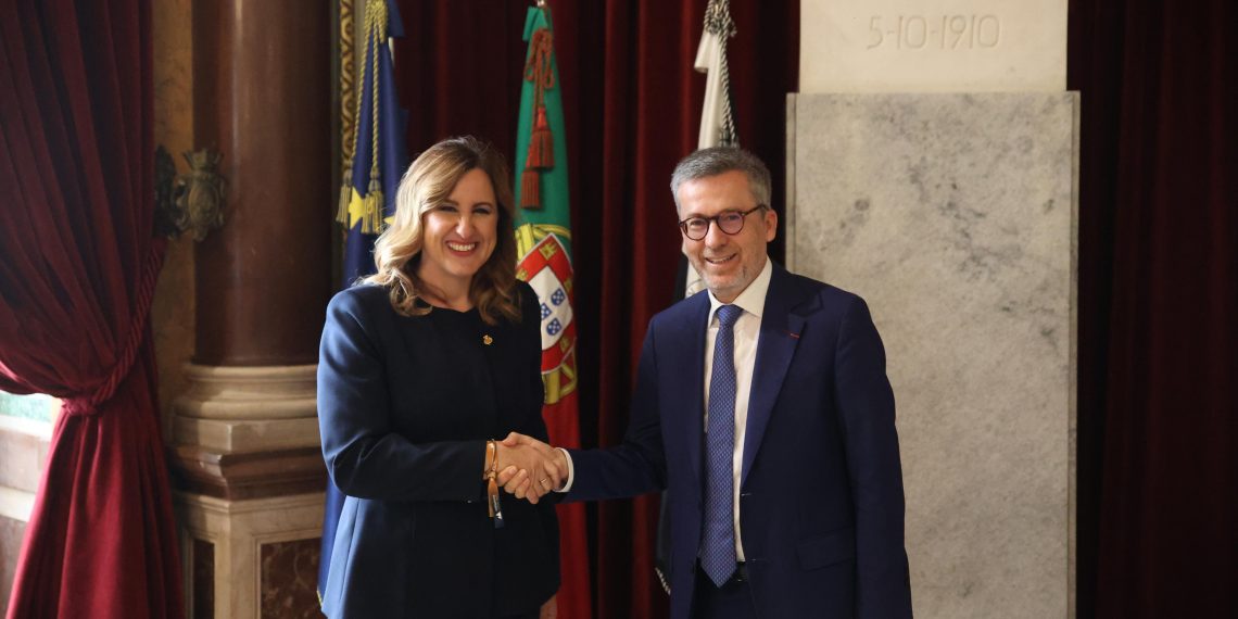 La alcaldesa de Valencia, María José Catalá, y el alcalde de Lisboa, Carlos Moedas, durante su encuentro en el Ayuntamiento de la capital portuguesa.