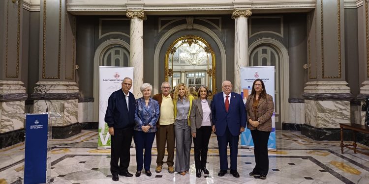 La concejala Marta Torrado, con las personas galardonadas durante la apertura de la Semana de las Personas Mayores