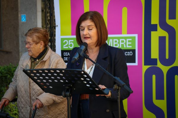La concejala de Igualdad, Amparo Chust, durante el acto institucional del 25N en Torrent.