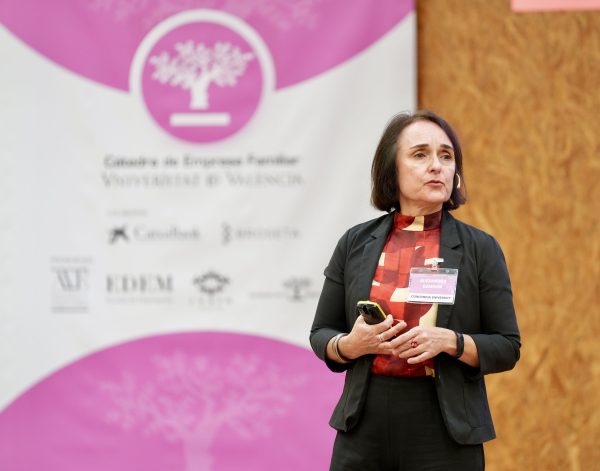La profesora Alexandra Dawson, de Concordia University, durante su intervención sobre el valor de las narrativas en la empresa familiar.