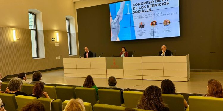 La secretaria autonómica Elena Albalat durante su intervención en el I Congreso de Ética de los Servicios Sociales, donde destacó la importancia de la ética en servicios sociales.