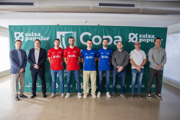 Los equipos de Almussafes y Benidorm presentan la final de la Copa Caixa Popular de escala i corda en Valencia.