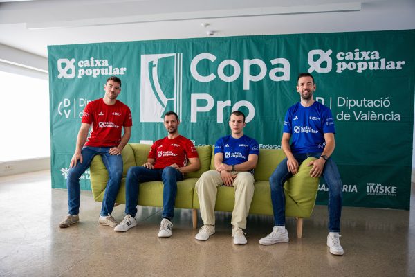Los finalistas de la Copa Caixa Popular de escala i corda posan tras la presentación oficial en la sede de Caixa Popular.