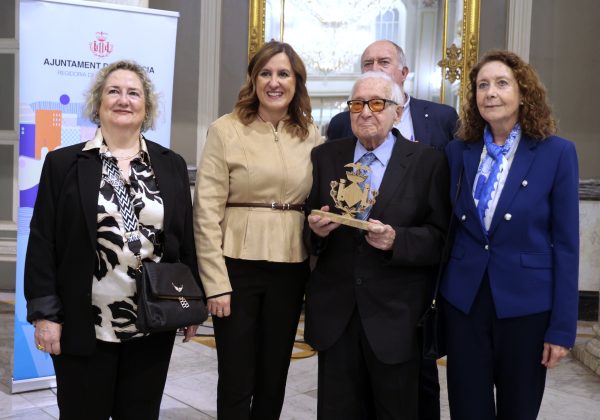 María José Catalá saluda a una de las personas homenajeadas durante el emotivo acto en el Salón de Cristal.