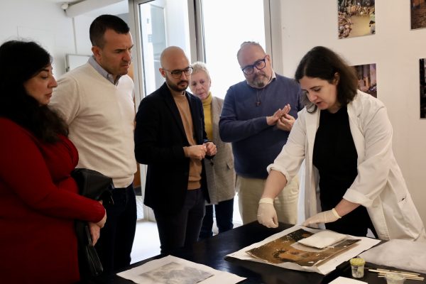 Mompó observa el trabajo de conservación y digitalización de las imágenes dañadas en el laboratorio de Algemesí.