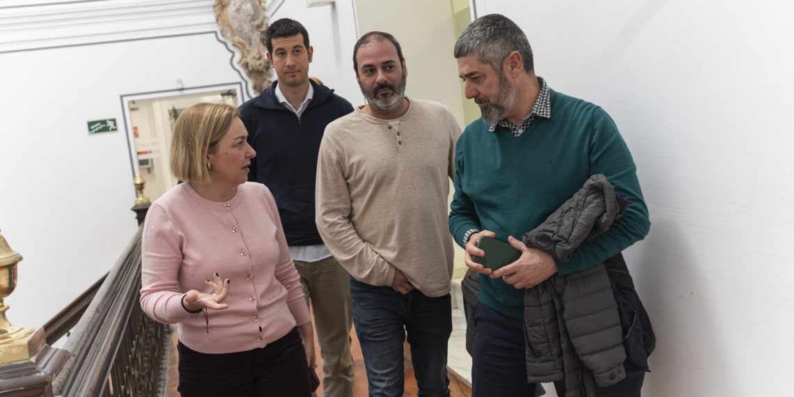 Natàlia Enguix defiende en el pleno la moción para reactivar la conexión ferroviaria con el Puerto de Sagunto.