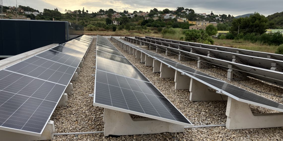 Nuevas placas solares instaladas en la Policía Local y la Ciudad Deportiva de Alzira.