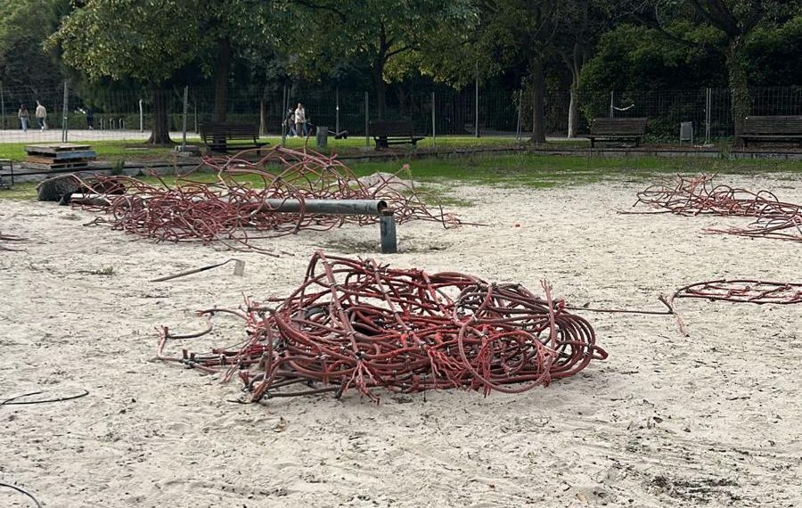 Operarios municipales preparan el desmontaje del juego infantil del Jardín del Turia para garantizar la seguridad de los menores.