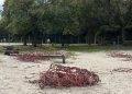 Operarios municipales preparan el desmontaje del juego infantil del Jardín del Turia para garantizar la seguridad de los menores.