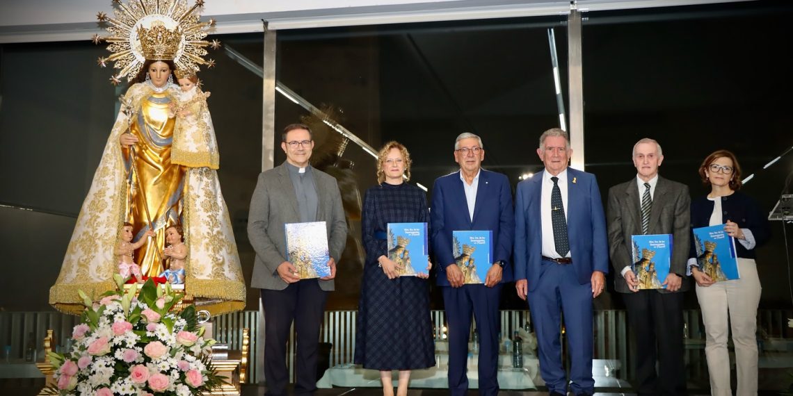 Torrent presenta un libro sobre la virgen que recoge siglos de fe y devoción popular