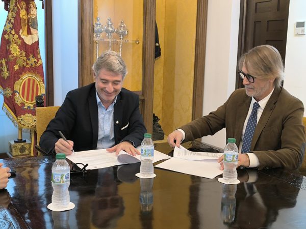 Pablo Broseta firma en el libro de honor durante la inauguración de la exposición del 40.º aniversario del Tratado de Adhesión en Rojales.