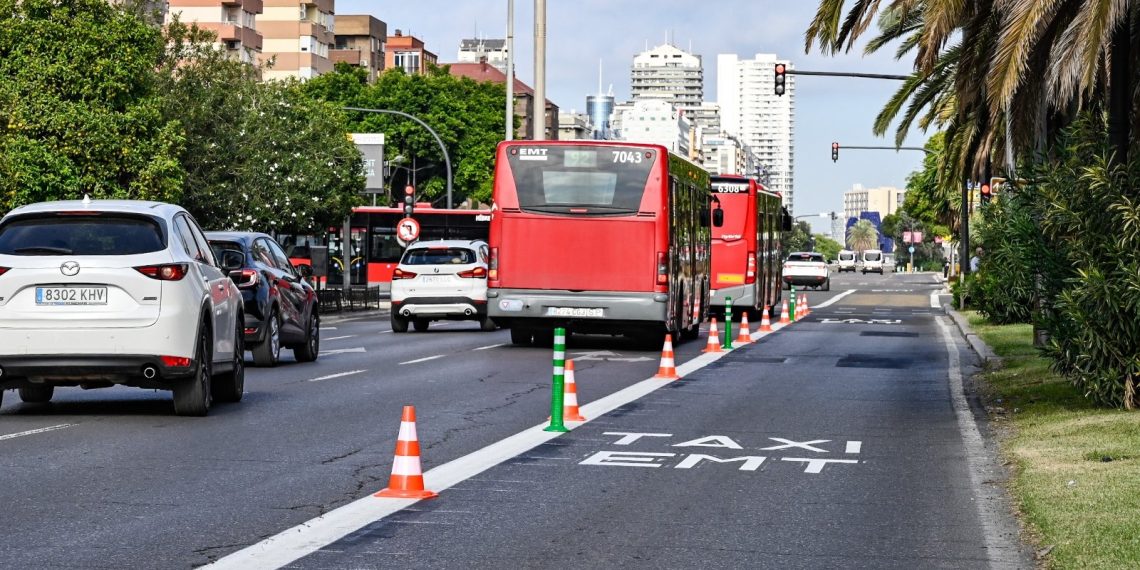El Ayuntamiento de Valencia inicia el “plan de choque” de la EMT con la señalización de un carril EMT-Taxi exclusivo en Pío XII