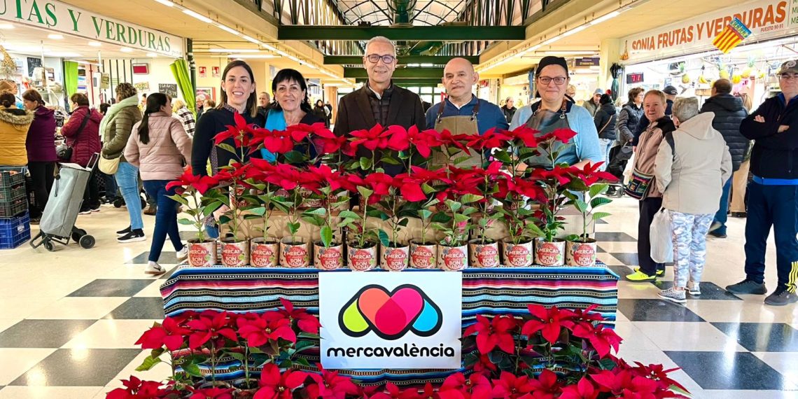 Mercavalència inicia la campaña navideña con el reparto de plantas en los mercados municipales