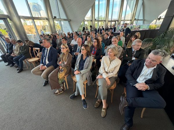 Público asistente a la ceremonia de los Premios Medio Ambiente 2025, celebrada para reconocer iniciativas destacadas en sostenibilidad y bienestar animal.