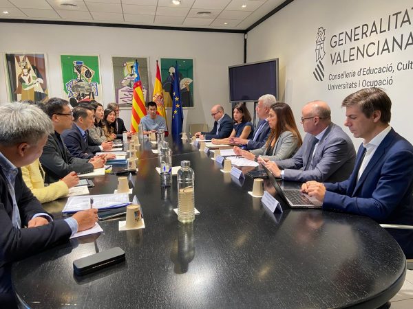 Representantes de la Conselleria de Educación durante el encuentro con la delegación china interesada en el modelo educativo valenciano.