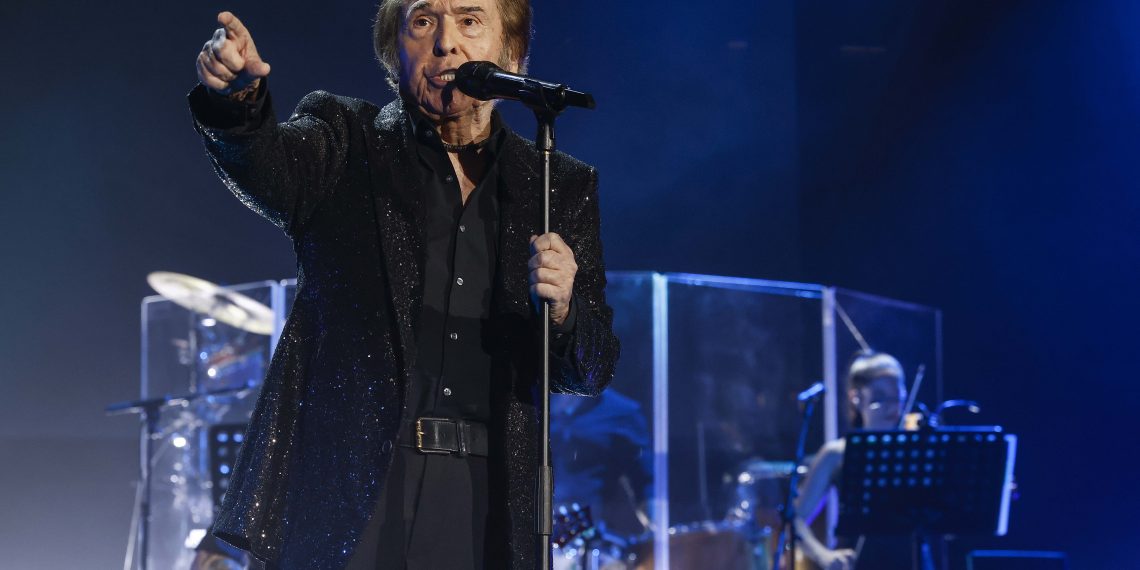 Raphael pone en pie al Roig Arena en un concierto para el recuerdo